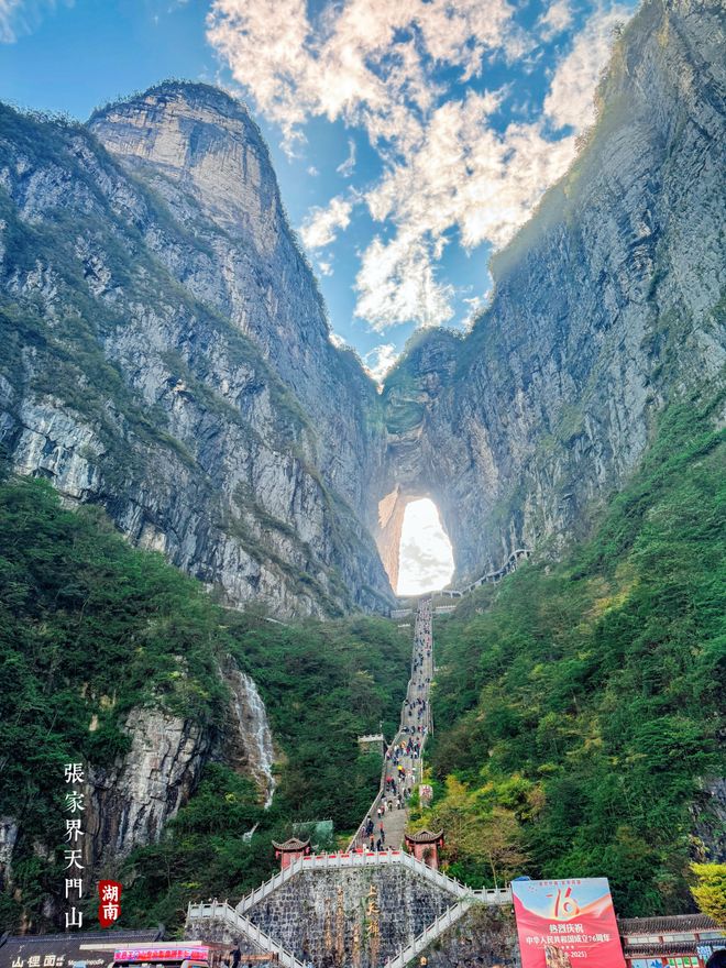 队访谈:16个旅行场景的专业服务解码新葡京娱乐城张家界众腾国旅玲玲导游团(图2) 队访谈:16个旅行场景的专业服务解码新葡京娱乐城张家界众腾国旅玲玲导游团(图2)